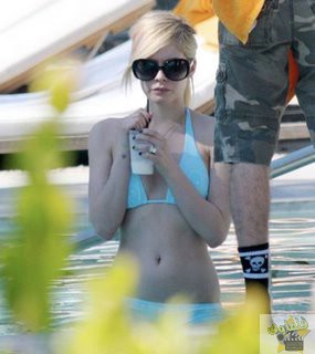 avril-lavigne-bikini2-06