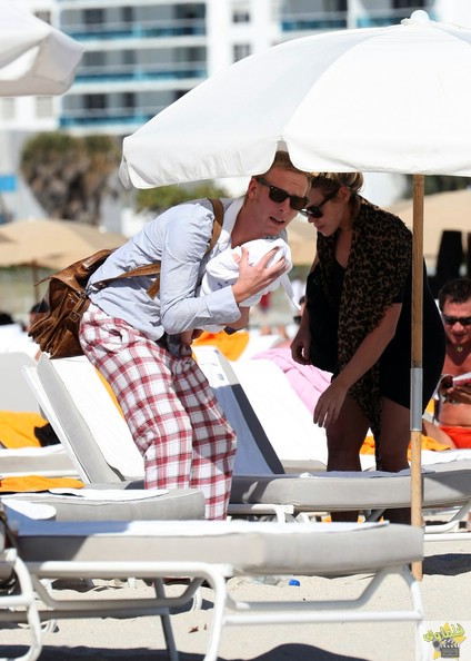 Billie+Piper+Laurence+Fox+baby+Winston+clad+KVbbF2CyJmpl